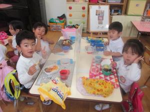 たいようぐみ　お弁当を食べています