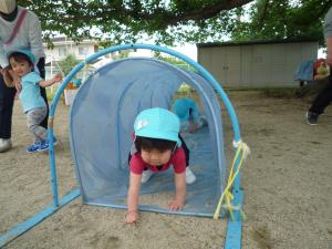 1歳園庭トンネル