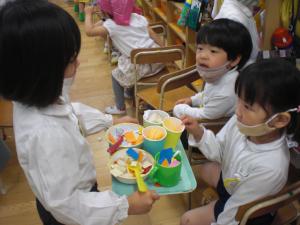 店員さんがアイスクリームを売りに来ています