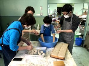 人気のこんにゃく作り体験の様子