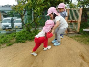 2歳児　園庭の築山遊び