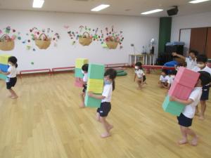 積み木を運ぶリレーをしています。
