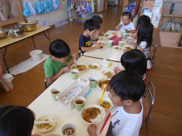 みんなで作った野菜カレー「おいしいね！」と言いながらたくさん食べましたよ。の画像