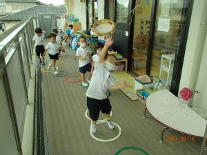 タンバリンにタッチ