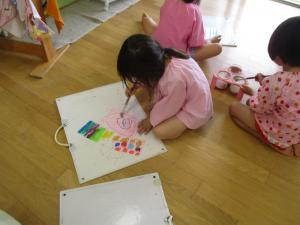 絵の具を塗っています。