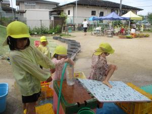ペットボトルに水を入れています