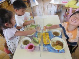 給食でメロンを食べています