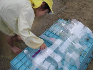 船の裏にペットボトルを貼り付けています