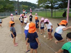 築山の前で水遊びをしています