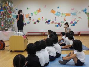 園長先生の話を聞いています