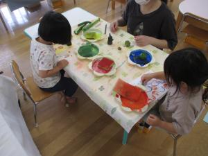 野菜スタンプをしています