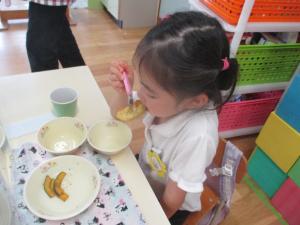 カボチャの天ぷらとカボチャチップスを食べています