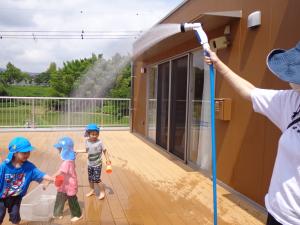 3歳児　シャワーの雨だよ