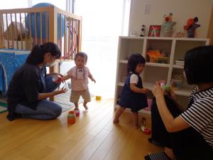 0歳児、これ、なんだろう？