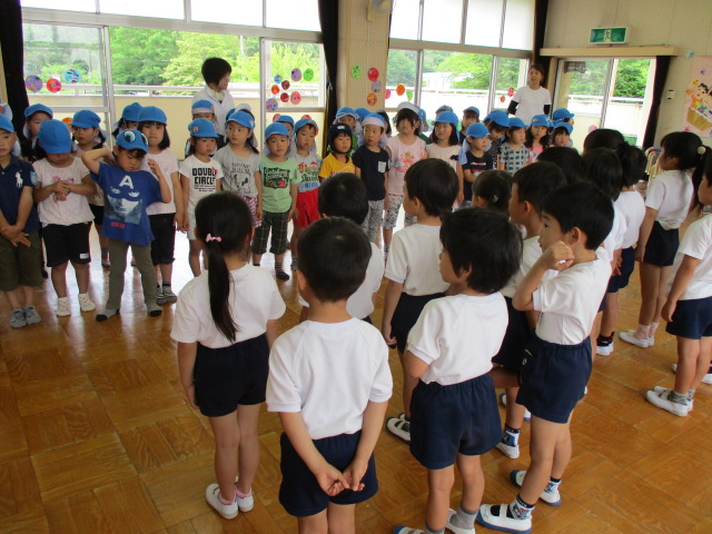 あいさつをする保育園児と幼稚園児