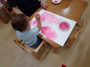 1歳児絵の具で遊ぼう