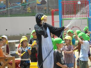 園長先生がペンギンに変身