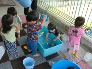 1歳児テラスで水遊び