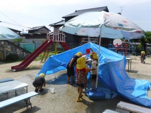 4歳児園庭で水遊び