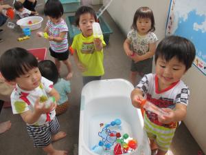 氷を触っています