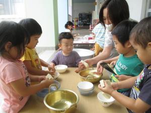 高野豆腐を触っています