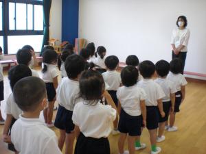4歳児　始業式を行っています