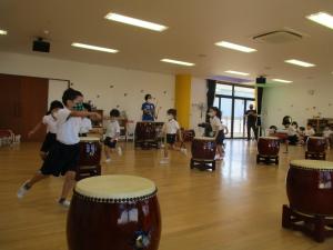 太鼓の音に合わせて動いています。