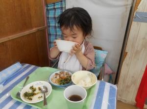 1歳児　一人で食べるよ