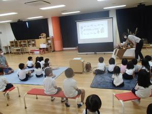園長先生の話を聞いています