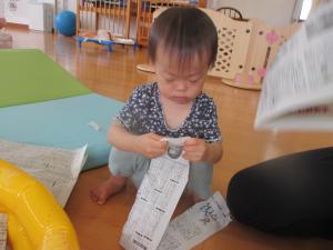 0歳　新聞遊び