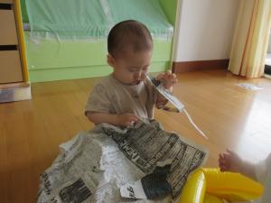 0歳　新聞遊び