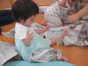 0歳　新聞遊び