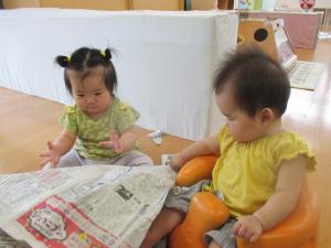 0歳　新聞遊び