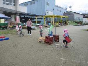 2歳　園庭遊び