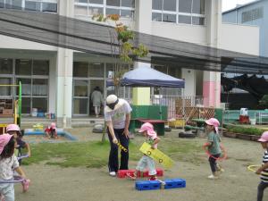 2歳　園庭遊び