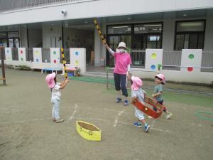 2歳　園庭遊び
