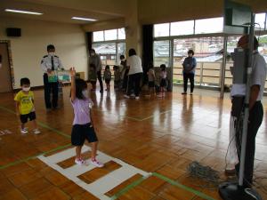 横断歩道を渡りましょう