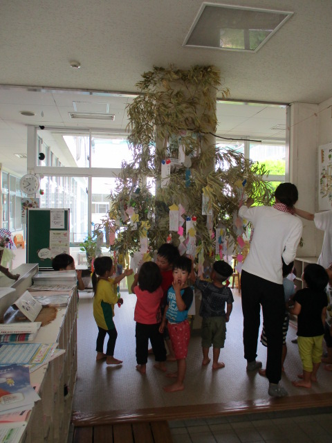 笹飾りをみる3歳児