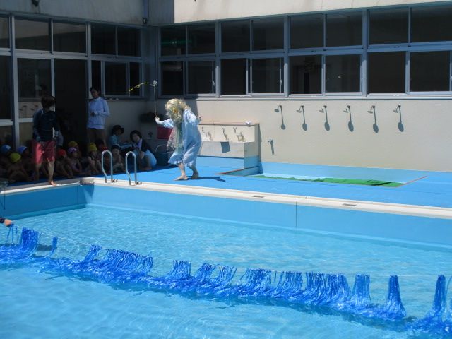 プール開きでテープカットをする水の精