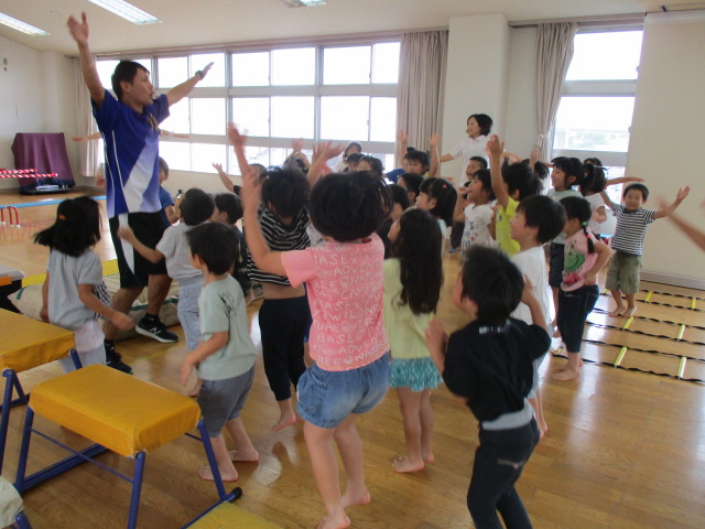 こうちゃん先生と飛び跳ねる5歳児