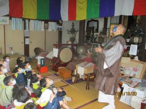 4歳児　龍のお話を聞いています