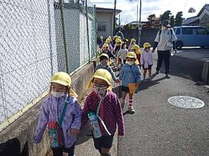 龍象寺に向かって歩いています
