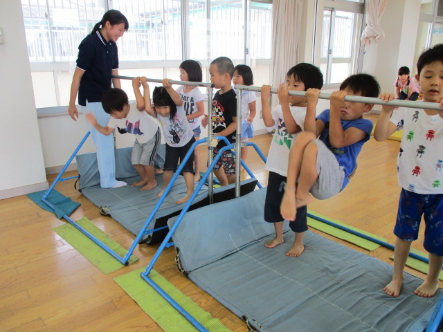 鉄棒をする5歳児
