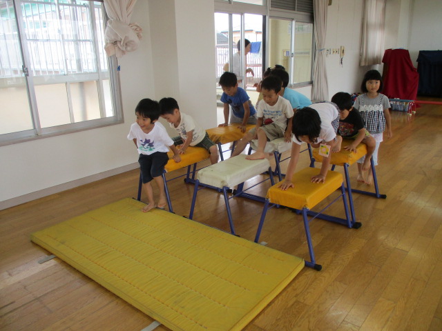 平均台を進む5歳児