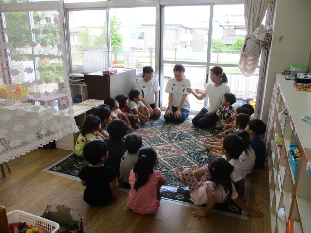 高校生の自己紹介を聞く3歳児