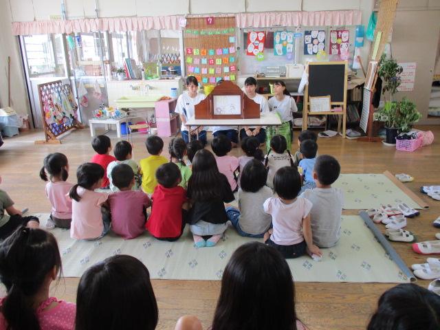 高校生の紙芝居をみる5歳児