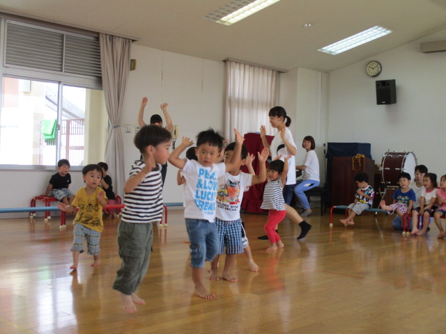 高校生とリズム運動を楽しむ3歳児
