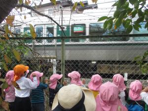 電車を見ています（2歳児）