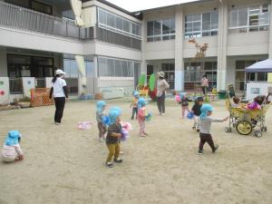 ポンポンをもって踊っています（1歳児）