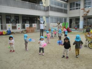 ポンポンをもって踊っています（1歳児）